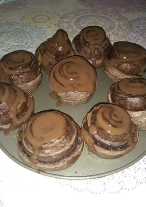 Una foto de Rolls de chocolate con salsa de chocolate rápidos
