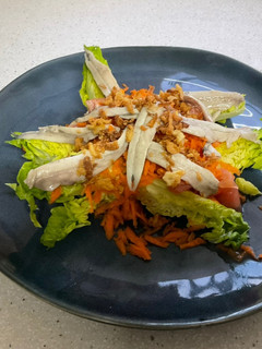 Una foto de Ensalada de cogollos con boquerones