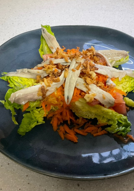 Una foto de Ensalada de cogollos con boquerones