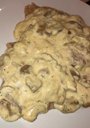 Feta sajttal töltött pestos házi ravioli, tejszínes gombával recept fotója