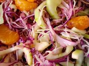 Una foto de ensalada dulce de repollo morado