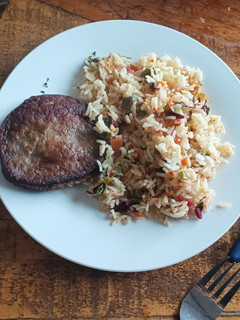 Una foto de Arroz con hamburguesa #globalcookpadgames2024🏖️🇨🇱