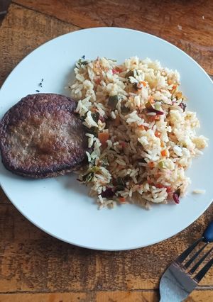 Una foto de Arroz con hamburguesa #globalcookpadgames2024🏖️🇨🇱