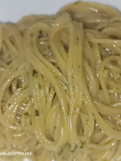 Una foto de Spaguetinis en salsa pesto con salsa de chile y habanero negro