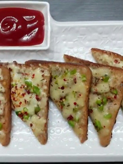 ચિલી ચીઝ ટોસ્ટ(Chilly Cheese Toast Recipe in Gujarati) રેસીપી મુખ્ય ફોટો
