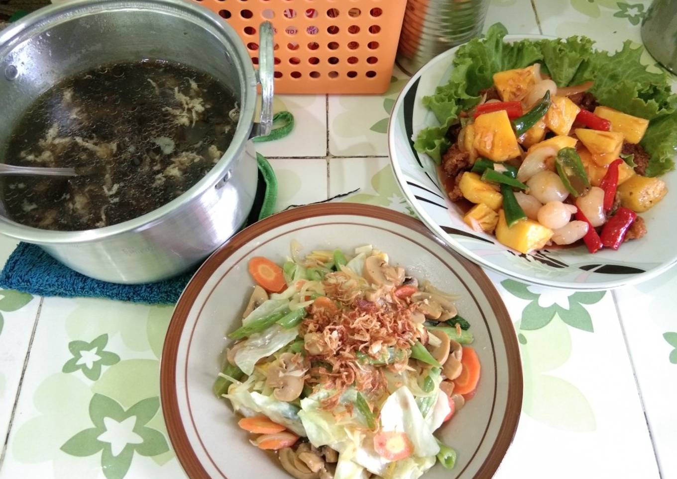 Soup rumput laut, capcay, ayam asam manis