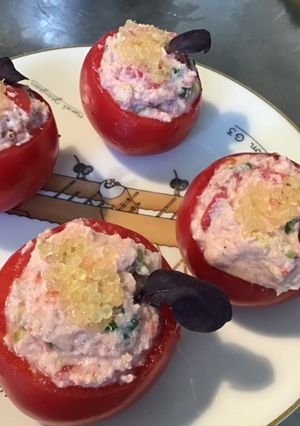 Une photo de Tomates roses farcies ricotta,jambon blanc et oignon nouveau au citron caviar