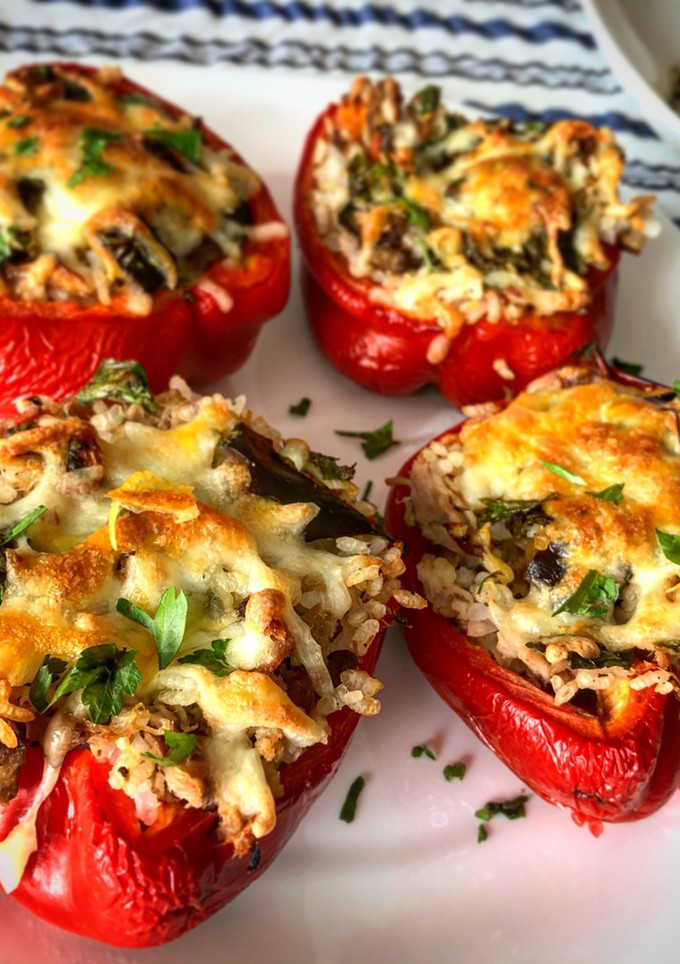 Una foto de Pimientos asados rellenos de arroz con berenjena 🍆 y atún