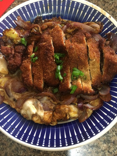Una foto de Katsudon japonés