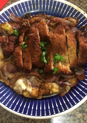 Una foto de Katsudon japonés