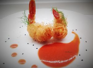 Foto di Gamberoni fritti in crosta di vermicelli di riso e gazpacho piccante di fragole e datterini