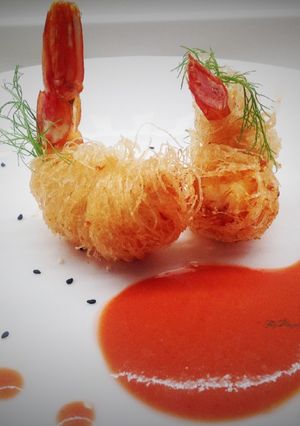 Foto di Gamberoni fritti in crosta di vermicelli di riso e gazpacho piccante di fragole e datterini