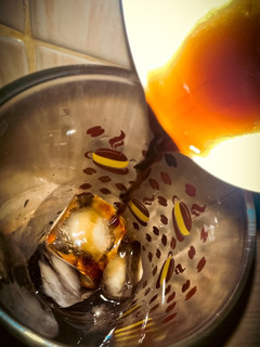 Una foto de Iced latte coffee