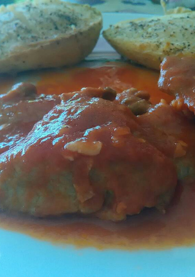 Una foto de Magro con tomate y vino de la mía mamma