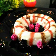 A picture of Potato pudding topping with white chocolate.
