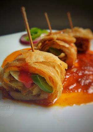 এগ চিকেনরোল সার্ভড ইন্ গ্রেভি(Egg chicken roll served in gravy recipe in Bengali) রেসিপির প্রধান ছবি