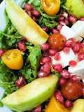 Ensalada de rúcula con queso fresco, manzana y granada
