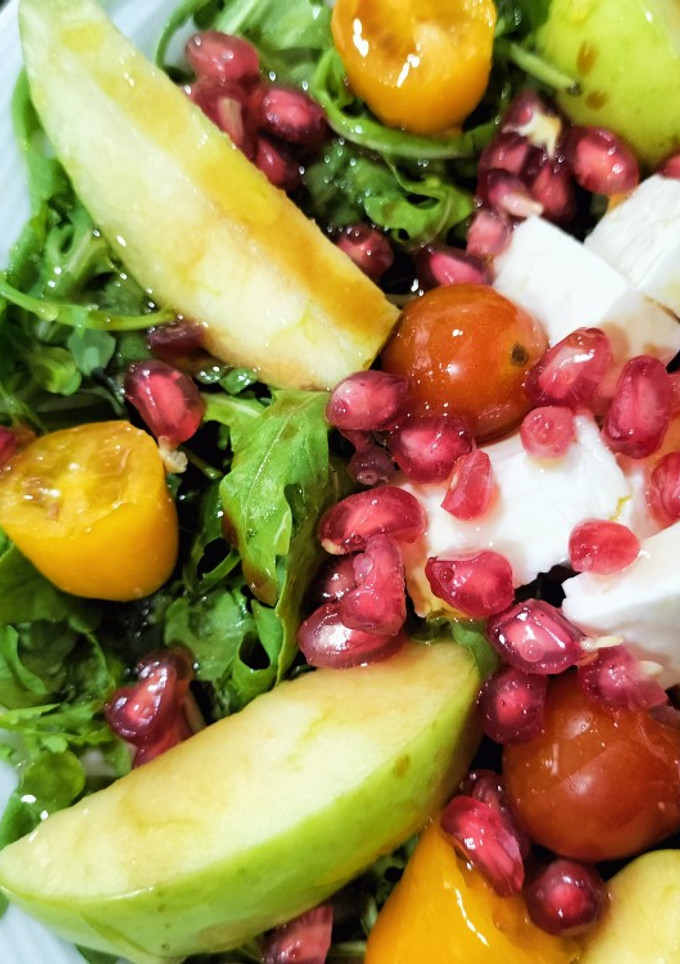 Una foto de Ensalada de rúcula con queso fresco, manzana y granada