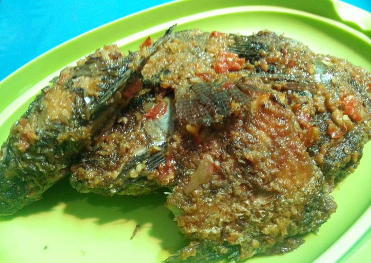Cara mudah Menyiapkan Mujair Bumbu Merah Lezat