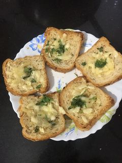 चीज़ गार्लिक ब्रेड (Cheesy garlic bread recipe in Hindi) रेसिपी मुख्य फोटो