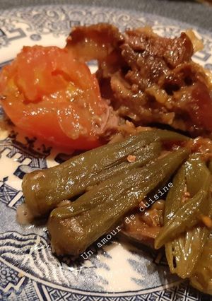 Une photo de Tajine d'agneau aux gombos sauce blanche 🍴