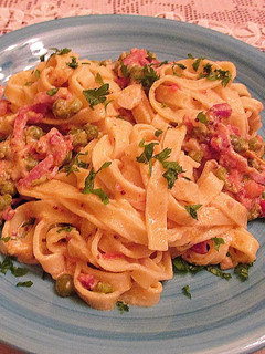 Una foto de Tagliatelle con beicon y guisantes en salsa a la mostaza granulada