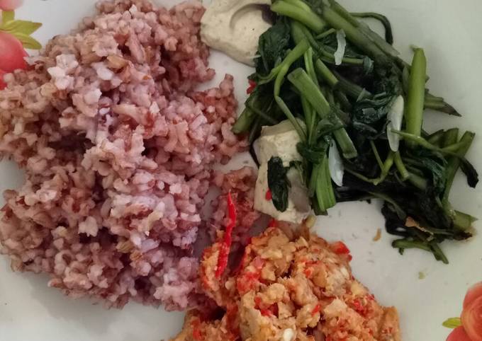 Ternyata ini lho! Resep  buat Tempe penyet sambal dan tumis kangkung untuk diet yang sedap