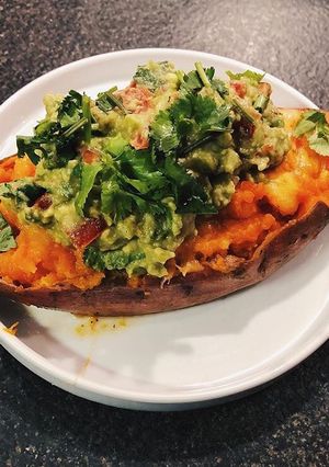 Une photo de Patate douce rôtie au cheddar/ lardons et son Guacamole maison