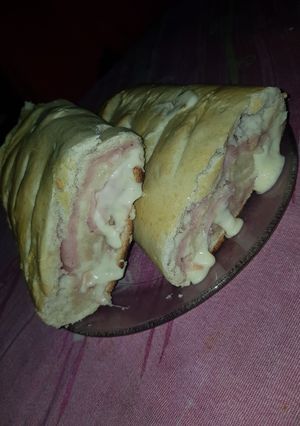 Una foto de Pan relleno con jamón y queso🤤