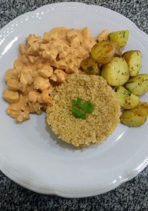 Una foto de Strogonoffe de pollo, acompañado con quinoa simple