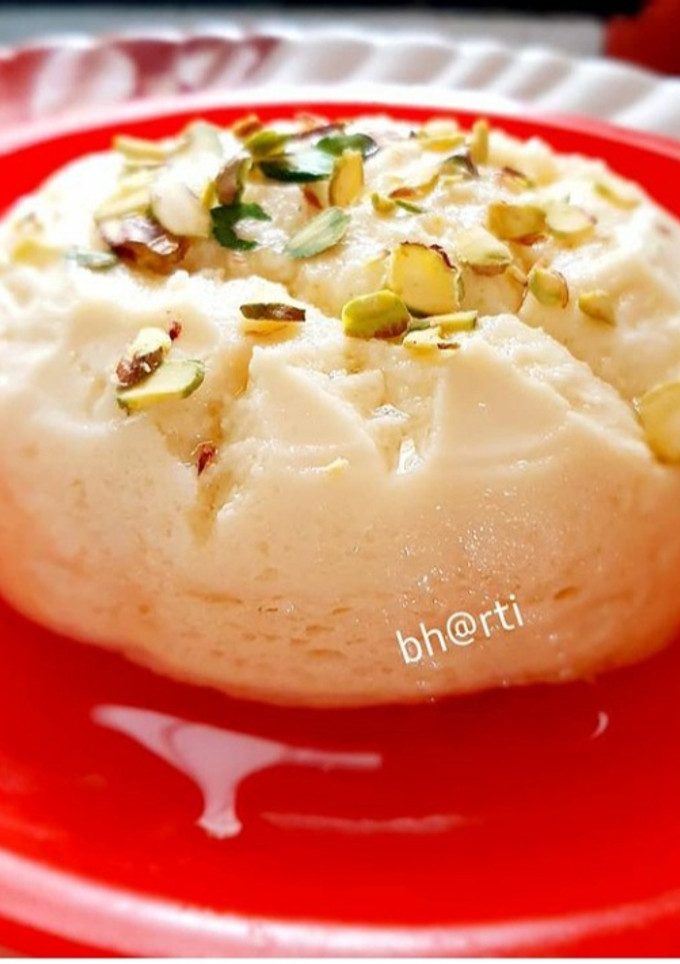 स्टीमड योगर्ट पुडिंग (steamed yogurt pudding recipe in marathi) रेसिपी चे मुख्य फोटो 