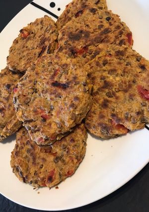 Una foto de Hamburguesas de lentejas y garbanzos con vegetales