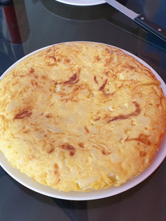Una foto de Tortilla de patatas con cebolla caramelizada