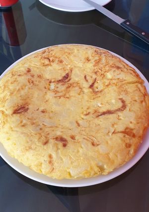 Una foto de Tortilla de patatas con cebolla caramelizada