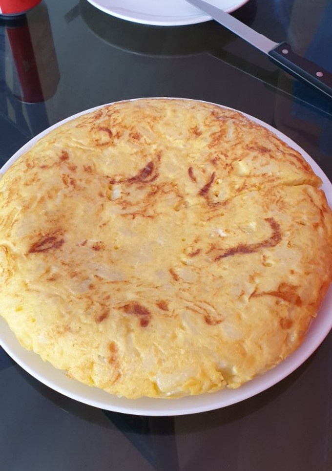 Una foto de Tortilla de patatas con cebolla caramelizada