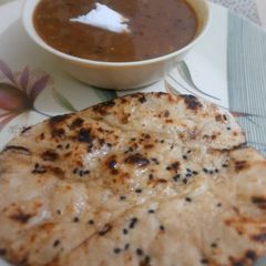 A picture of Daal makhni with naan.