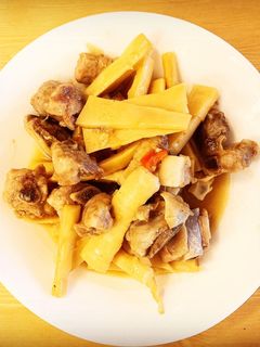 Hình của món Sườn kho măng.