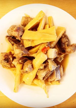 Hình của món Sườn kho măng.