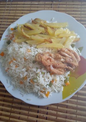 Una foto de Arroz a la jardinera con pollo broaster