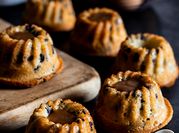 Une photo de gâteau blanc d'oeuf financier