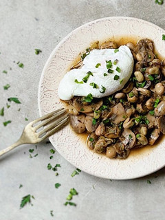 Una foto de Receta de habas con champiñones en olla rápida