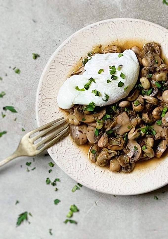 Una foto de Receta de habas con champiñones en olla rápida