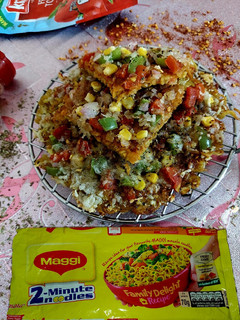 મેગી પીઝા (Maggi Pizza Recipe in Gujarati) રેસીપી મુખ્ય ફોટો