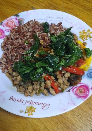 รูปของ ข้าวกะเพรากรอบไข่เยี่ยวม้าหมูสับ💙