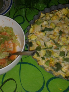 Una foto de Tortilla de zapallito con ensalada de tomate lechuga y zanahoria