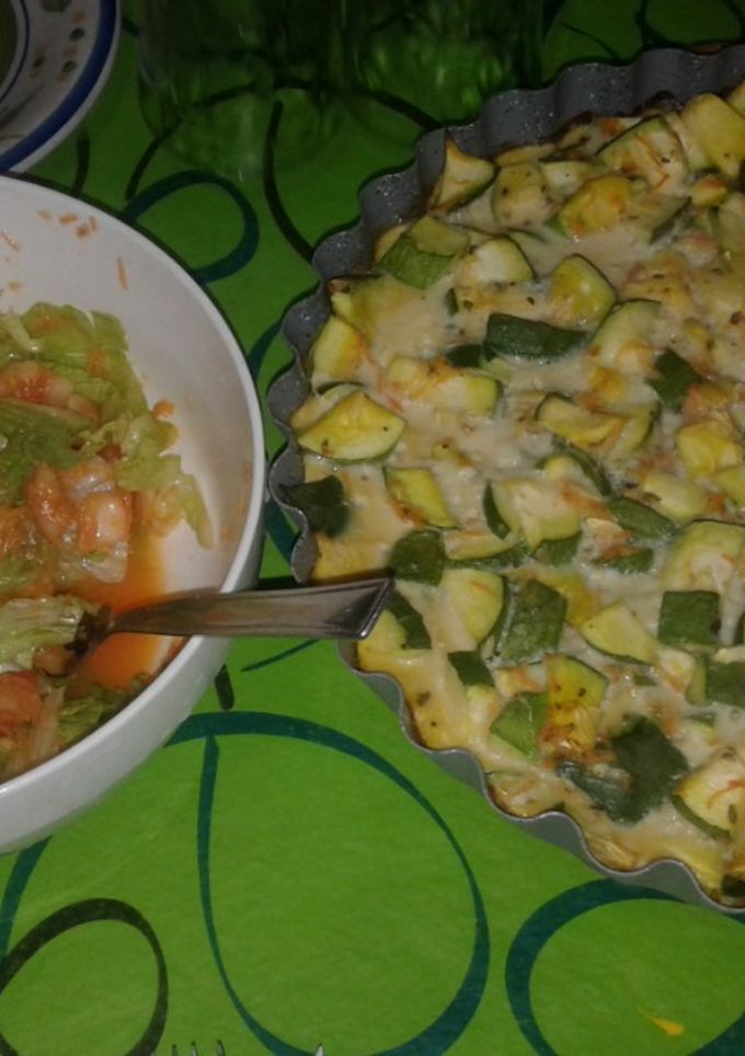 Una foto de Tortilla de zapallito con ensalada de tomate lechuga y zanahoria