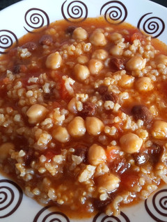 Una foto de Garbanzos con pasas y arroz