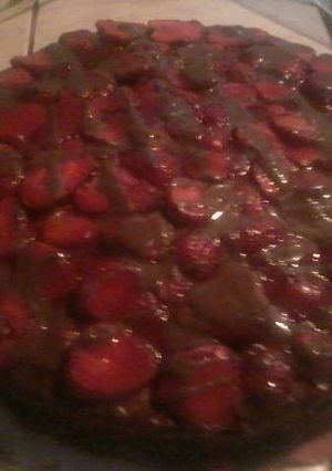 Una foto de Torta de Chocolate con Relleno de Fresas y cubierta con Fresas y Chocolate