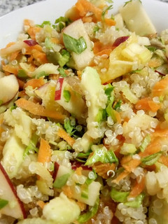 Una foto de Ensalada Agridulce #vegetal quinoa, manzana, apio, zanahoria🍯