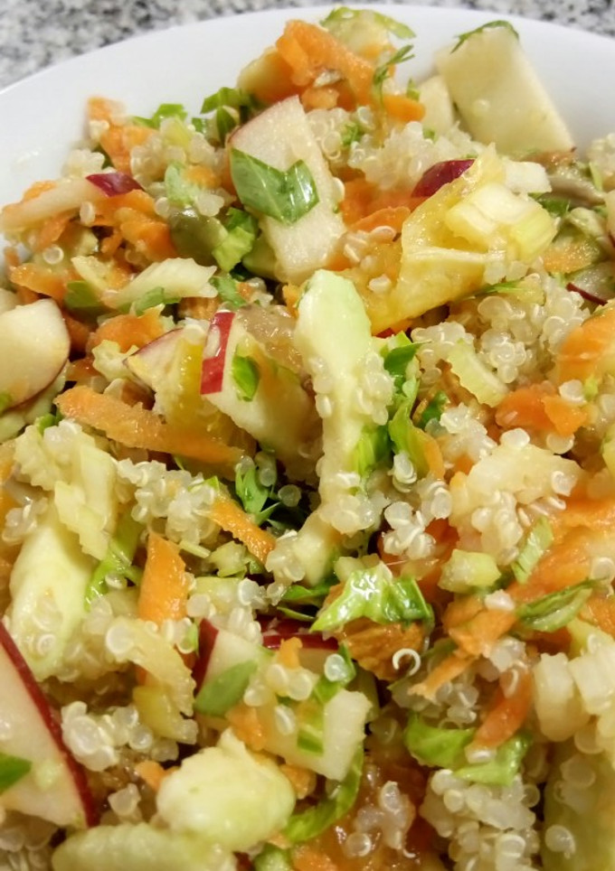Una foto de Ensalada Agridulce #vegetal quinoa, manzana, apio, zanahoria🍯